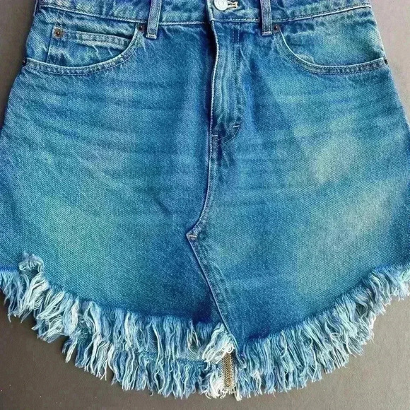Free People Women’s denim mini skirt fringe raw hem size 26 - Picture 9 of 9